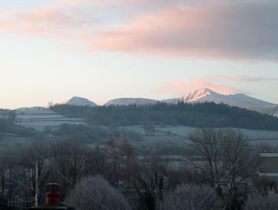 Mountain Views In The Heart Of Brecon Town Villa Exterior photo